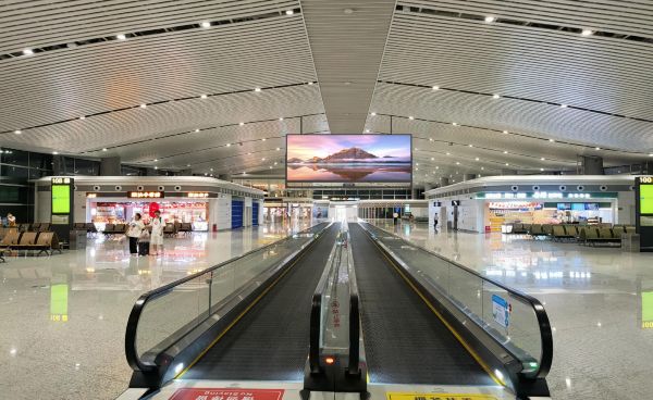 揭阳潮汕国际机场T2国内到达候机厅吊顶灯箱
