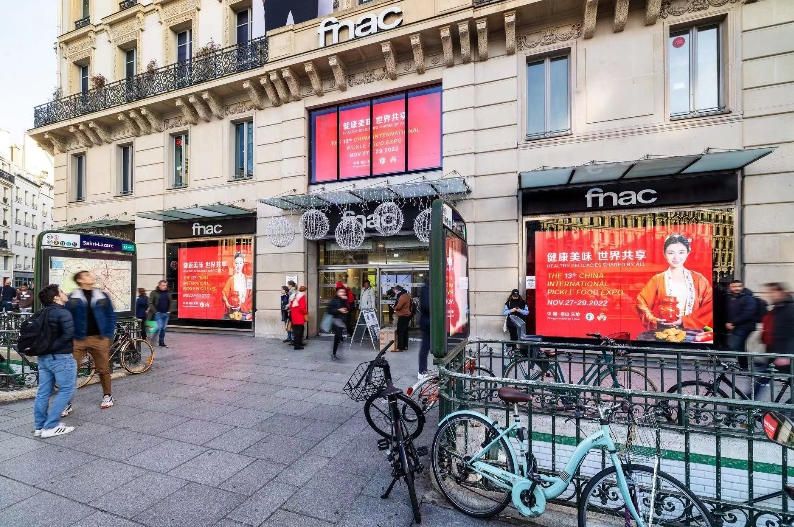 巴黎9区FnacSaintlazare店大屏