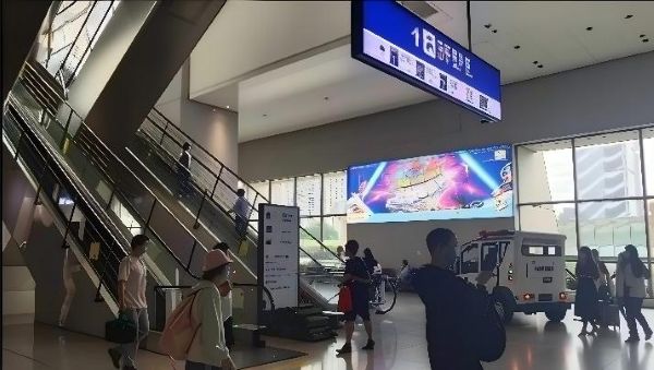 Lightbox next to the escalator entrance on the first floor of Zhengzhou East Station's Transportation Hall