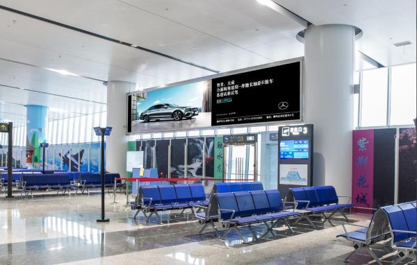 柳州白莲机场T2二层国内候机厅灯箱