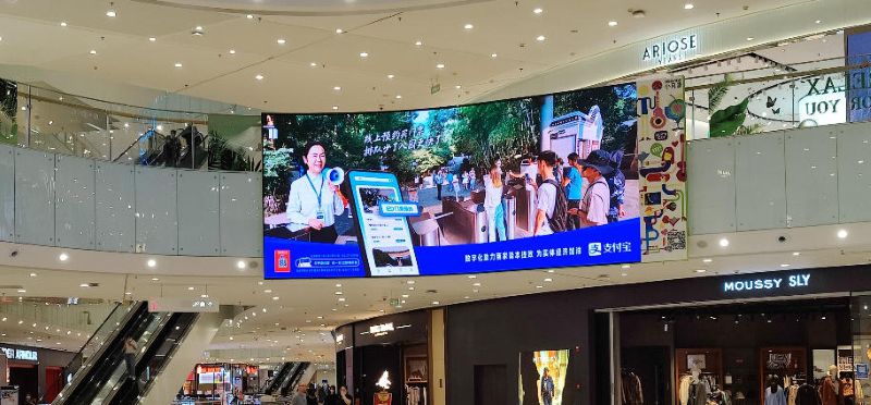 静安大融城南门2层中庭LED