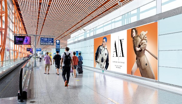 北京首都机场T3C国内出发候机区灯箱