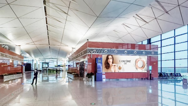 沈阳桃仙国际机场T3国际出发候机区灯箱