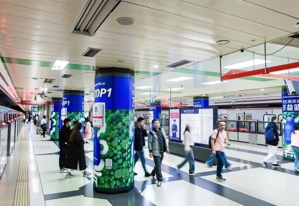 Pillar Wrap Light Boxes on Dongdan Platform, Beijing Subway