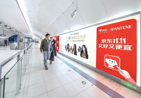 北京地铁国贸站厅东区灯箱+LED