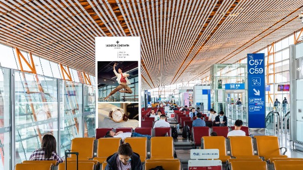 北京首都机场T3C国内出发双面图腾灯箱