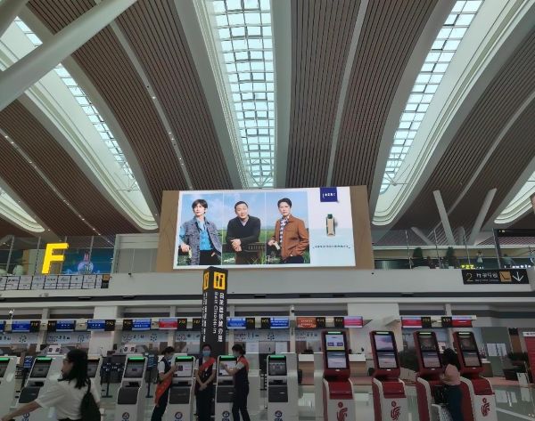 贵阳龙洞堡国际机场T3出发值机区上方灯箱