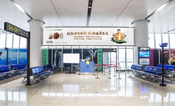 柳州白莲机场T2二层国内候机厅悬挂灯箱