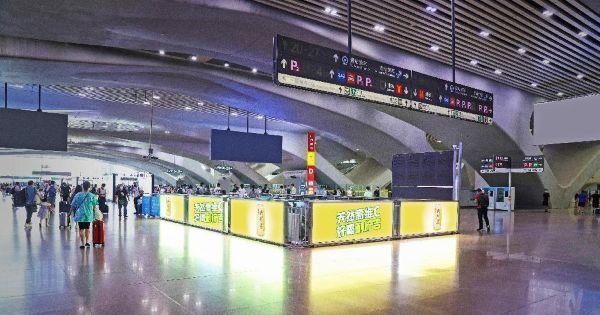 广州南站一楼地铁换乘口LED