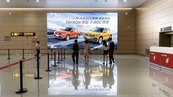 重庆江北国际机场T3国内到达行李提取厅灯箱