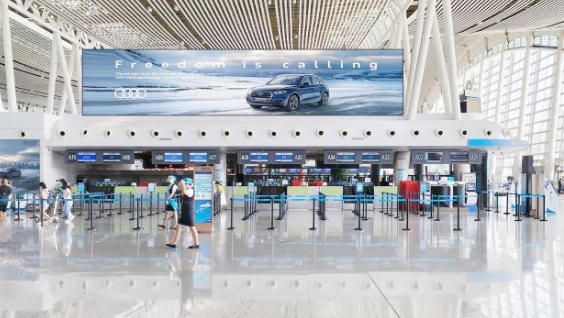 黄花国际机场T2出发A岛顶南北侧灯箱