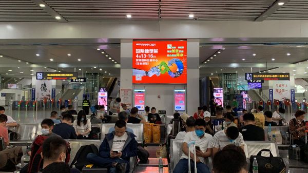 Square Column LED Displays in the Waiting Hall of Zhuhai Railway Station