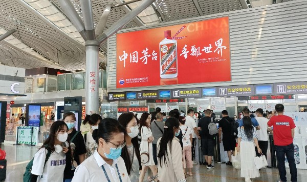 贵阳龙洞堡国际机场T2出发安检上方灯箱