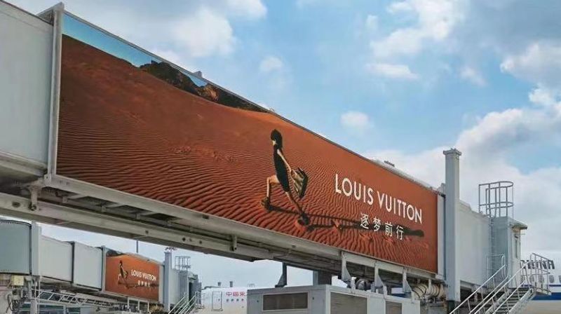 Shuangliu International Airport T2 boarding bridge exterior corridor display board