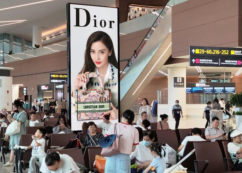 成都天府机场T2混流层灯箱