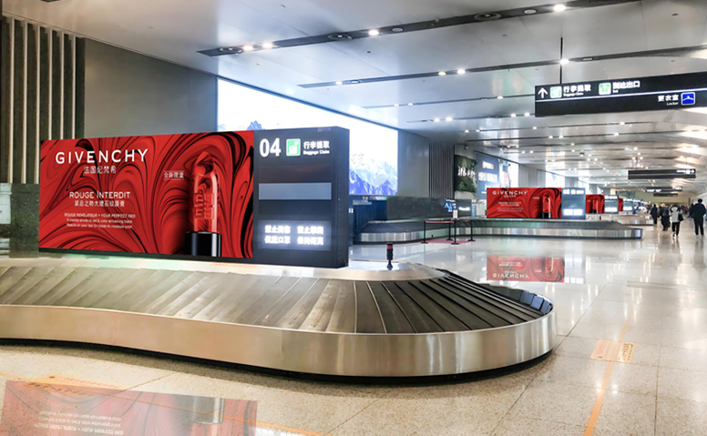 Defining aesthetic moments for global travelers through airport advertising