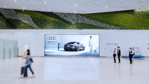 广州白云国际机场T2国内到达行李厅两侧灯箱