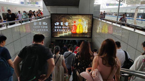 上海站东出站通道楣头灯箱