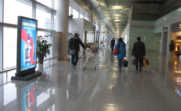 长沙黄花机场T2国内出港通廊滚动灯箱