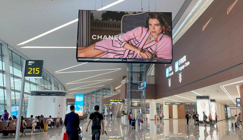 成都天府国际机场T2混流层挂旗灯箱