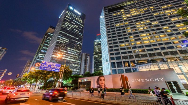 Shanghai Lujiazui Yincheng Middle Road near the garden Shiqiao Street light box