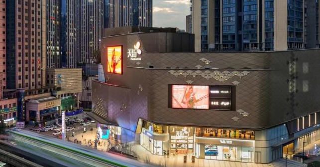 重庆龙湖时代天街E馆面向轻轨LED