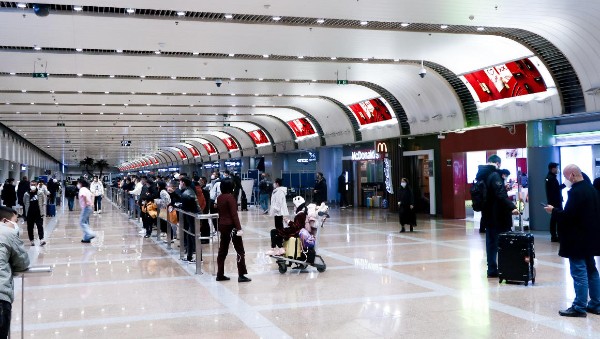 北京首都机场T2国内、国际到达迎客大厅看板