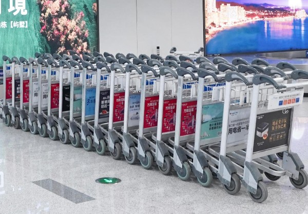 珠海金湾机场航站楼內手推车