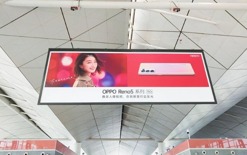 桃仙国际机场T3二层国内候机区通道上吊旗