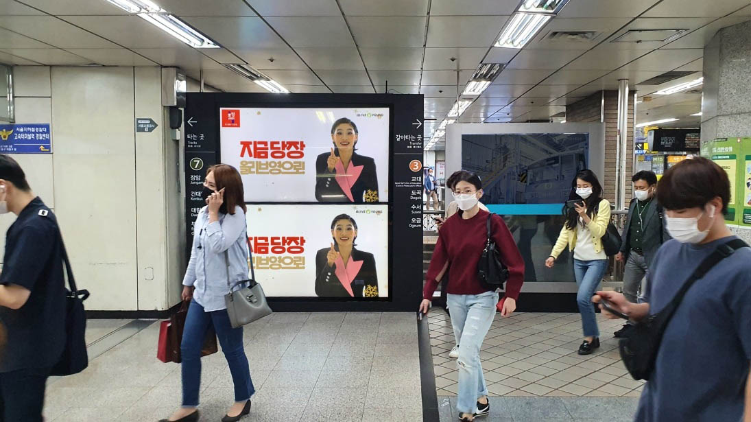 韩国地铁3号线7号线转乘通道E楼梯周围LED