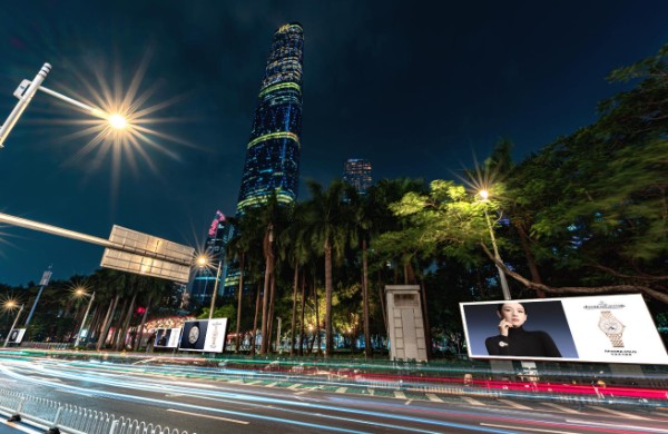 广州花城广场南区东侧灯箱