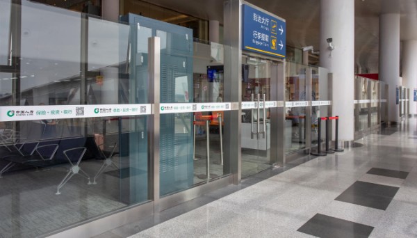 海口美兰机场T1跨区域防撞条贴膜