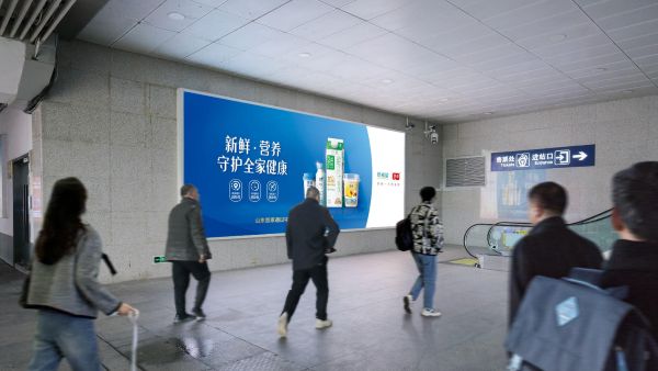 嘉兴南站进出站通道交汇层墙面灯箱