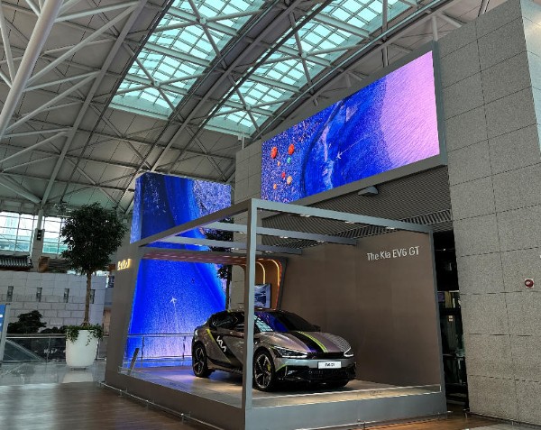 韩国仁川国际机场T1出发区电梯顶部LED