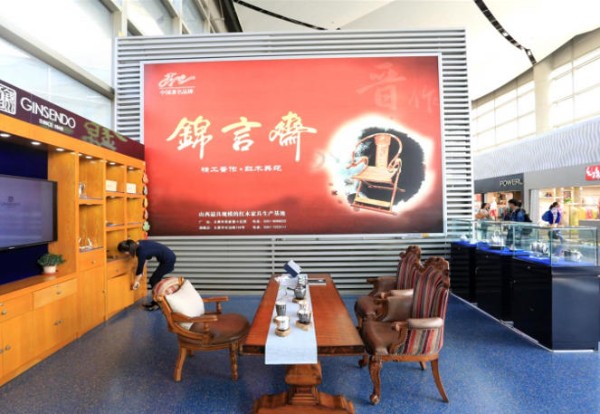 太原武宿机场T2二层南北指廊远机位扶梯口灯箱