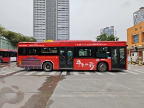 北京403路公交车身