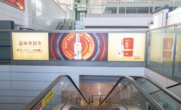 无锡苏南硕放机场T2到达厅扶梯迎面灯箱