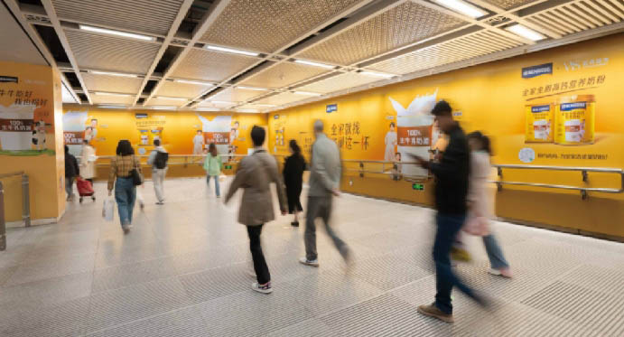 Wuhan Metro Jianghan Road Station transfer channel advertisement