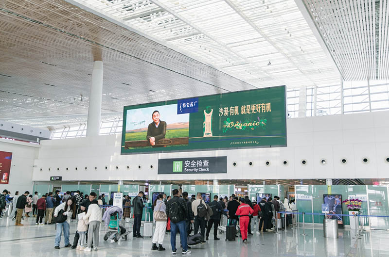 厦门高崎国际机场出发安检上方LED