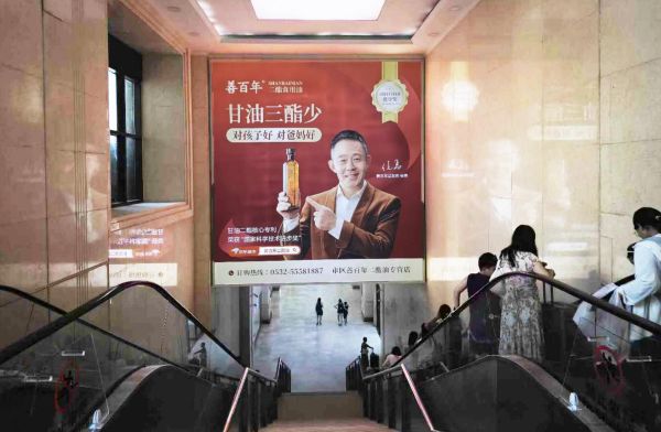 青岛站东西进站厅梯顶灯箱