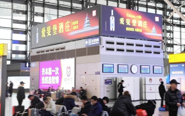 青岛北站候车大厅风亭柜顶三面灯箱