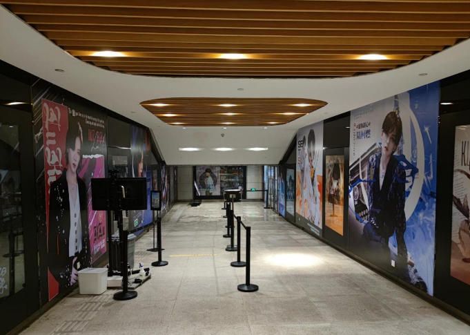 北京国贸地铁D口通道墙贴+灯箱