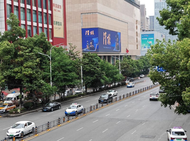 武汉武昌中南路中商广场拐角LED大屏