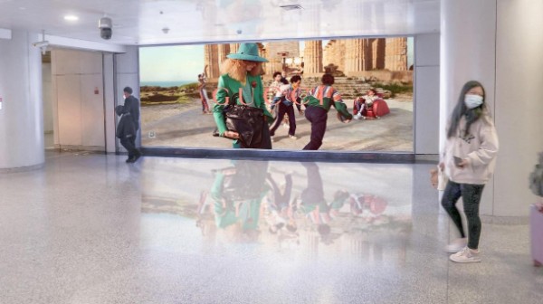 北京首都机场T2国内安检后东、西侧通廊灯箱