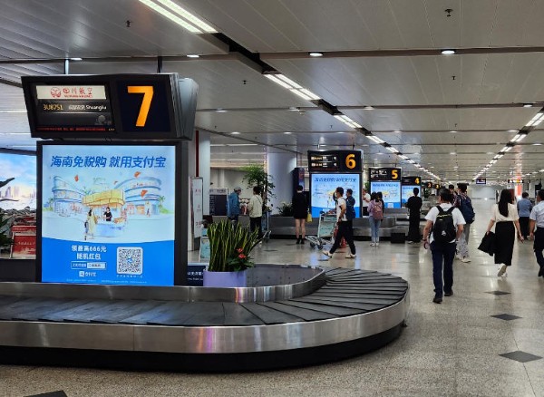 海口美兰机场T1一层到达站立式灯箱