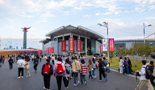 南昌国际体育中心包柱灯箱