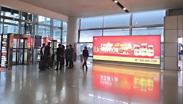 长沙黄花机场T2到达迎客厅六号门旁灯箱