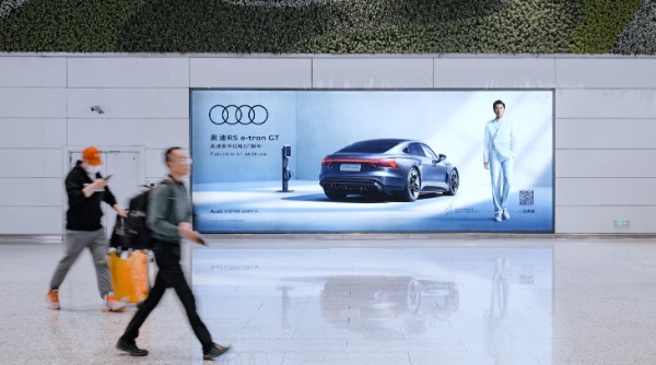 广州白云国际机场T2国内到达行李厅两侧灯箱