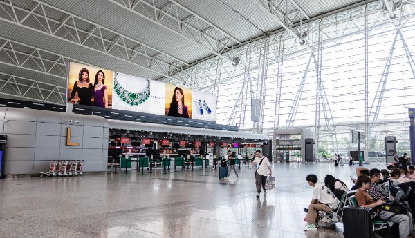 广州白云国际机场T1值机岛灯箱