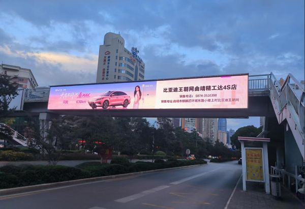 云南曲靖万道星光广场人行天桥LED